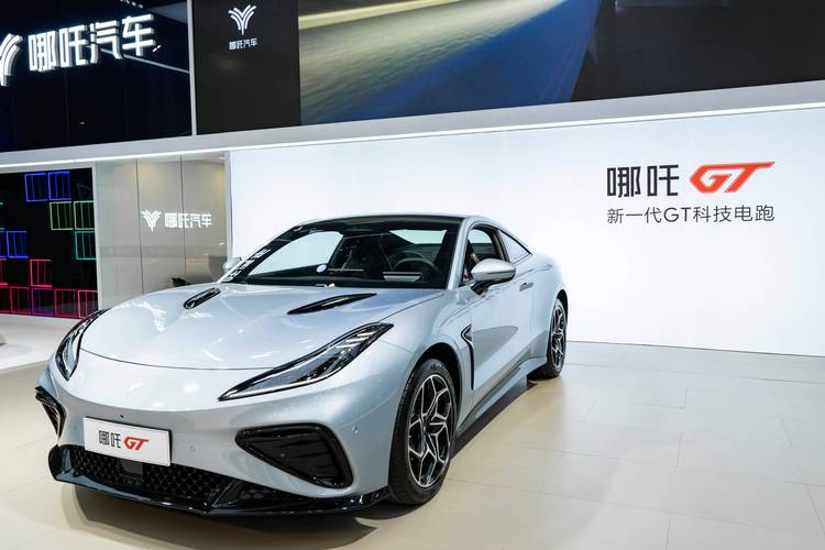 东莞230哪吒汽车在智能汽车领域的表现，领途汽车在新能源汽车市场中的影响力